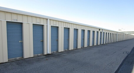 StorageMart en Eastern Blvd en Middle River almacenamiento accesible en vehículo